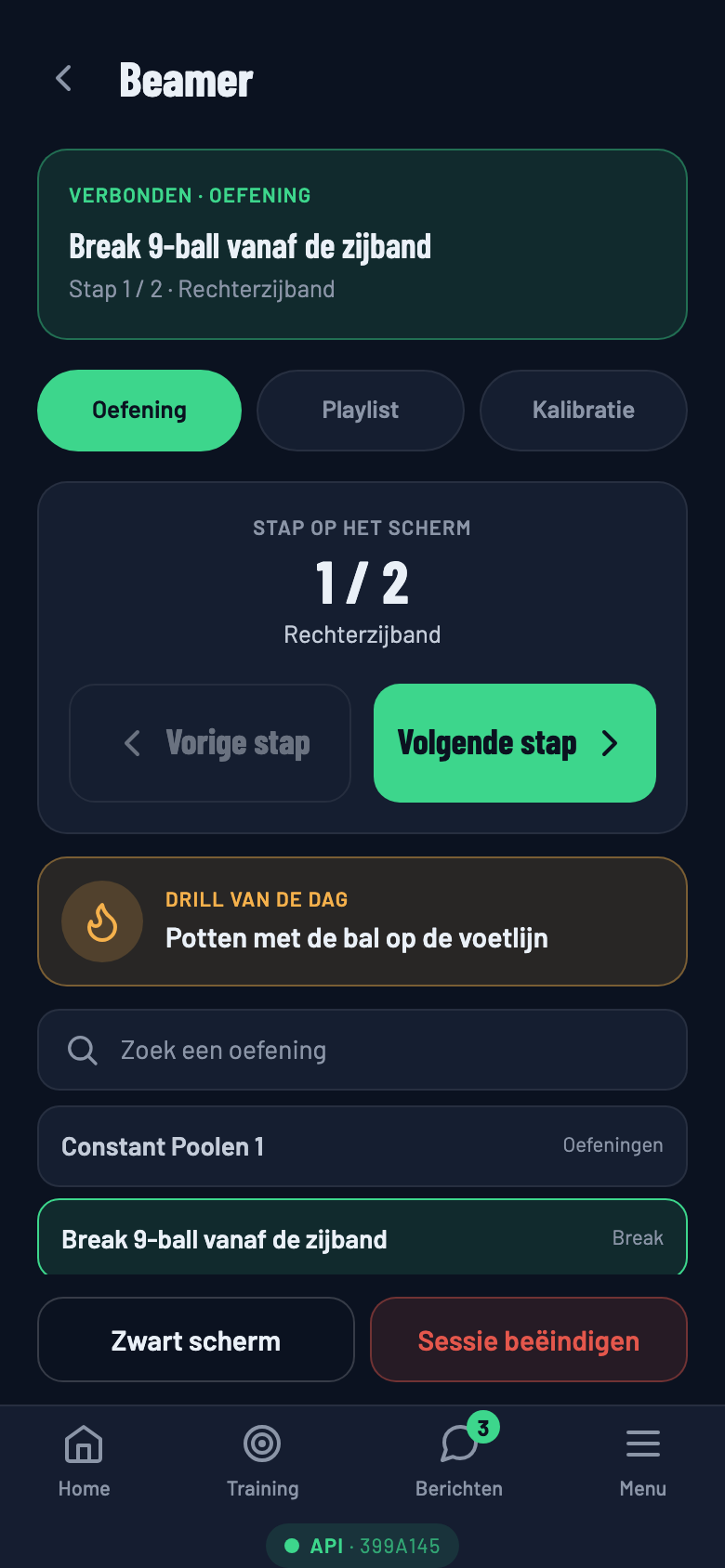 De afstandsbediening op een telefoon: verbonden met het beamerscherm, met de oefeningen en playlists eronder.