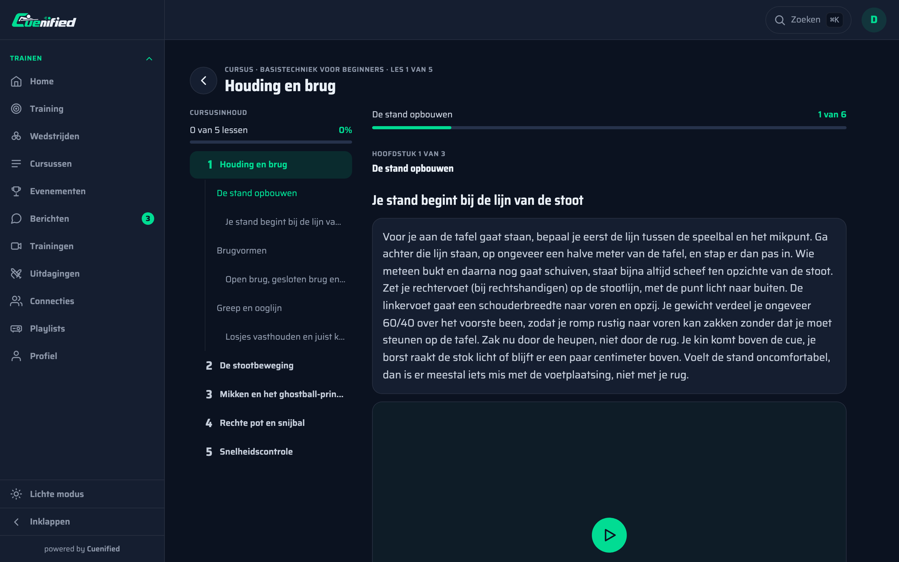 Een les in de app: links de hoofdstukken, rechts de uitleg met een videoblok en de voortgangsbalk erboven.